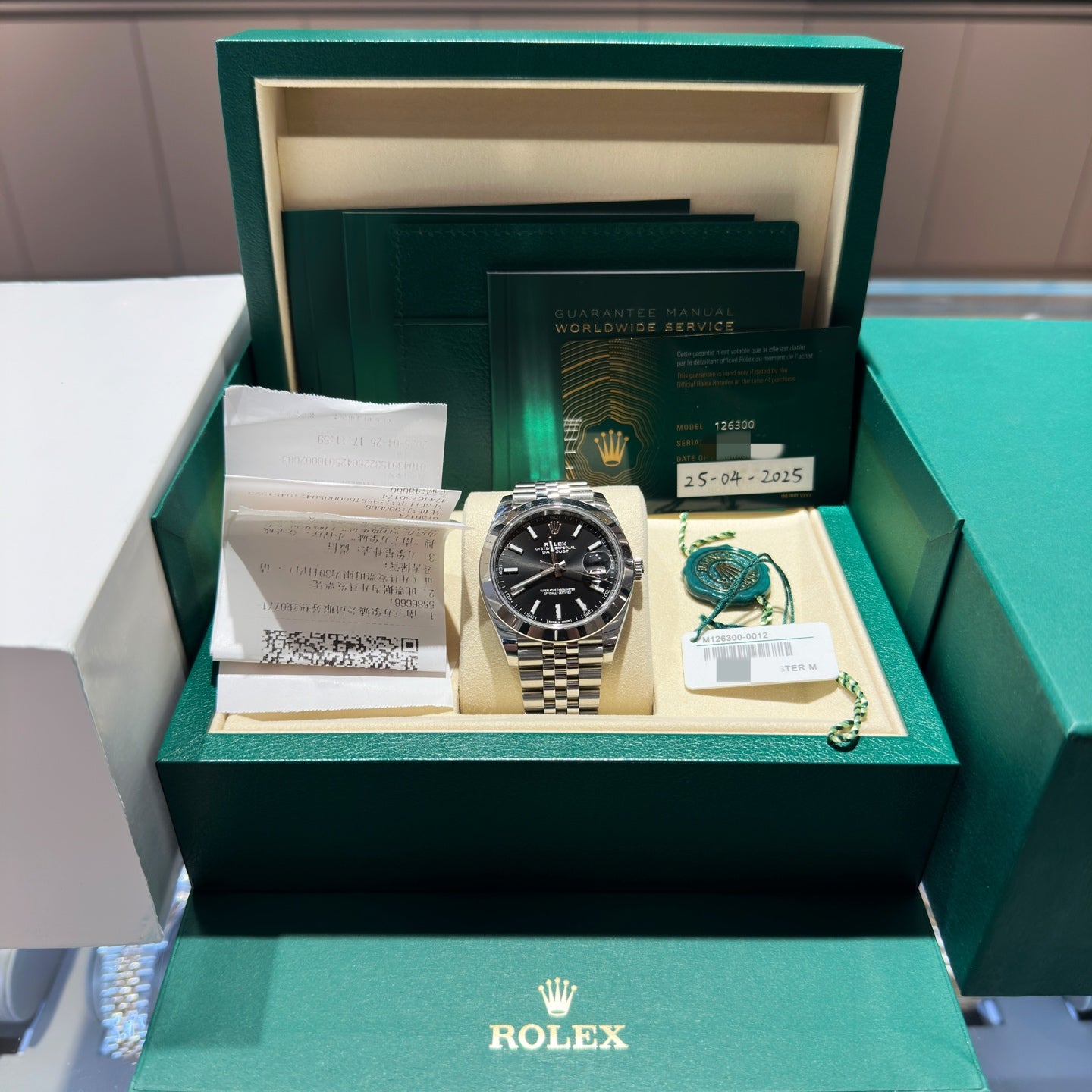 2025 Pre-owned Rolex - 126300-0012 Datejust 41 Stainless Steel Smooth / Jubilee / Black