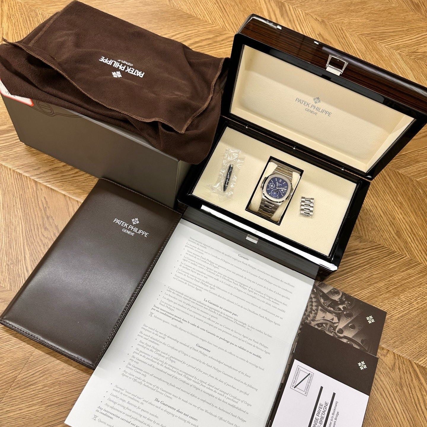 2025 Like New Patek Philippe - 5740/1G-001 Nautilus Perpetual Calendar 5740 White Gold / Blue