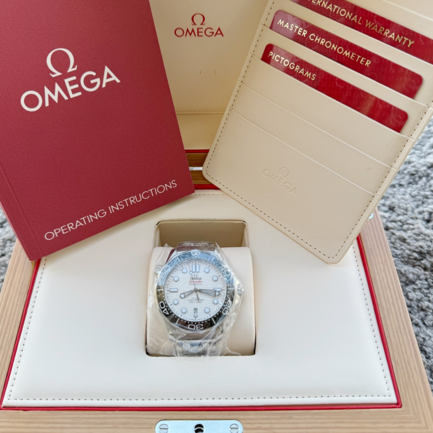 2025 New Omega - 210.30.42.20.04.001 Seamaster Diver 300M Master Co-Axial 42 Stainless Steel / White / Bracelet