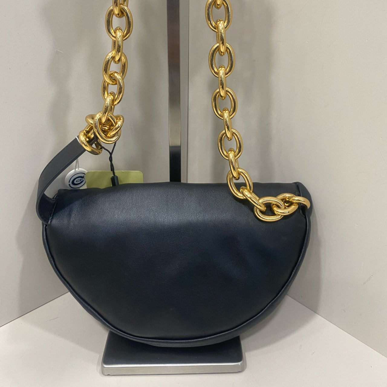 Bottega Veneta Chain Pouch Leather Handbag In Black