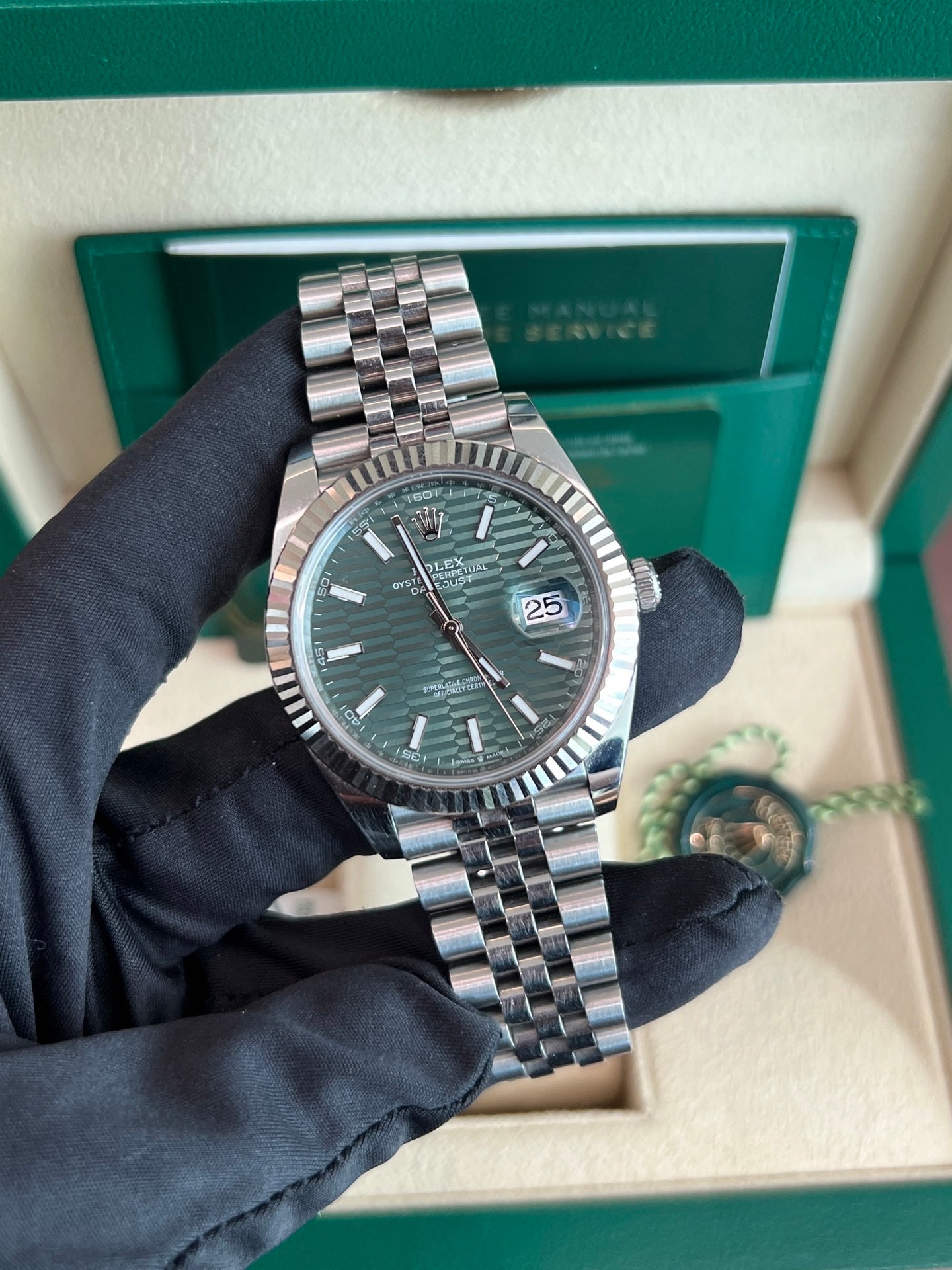 2022 Pre-owned Rolex - 126334-0030 Datejust 41 Stainless Steel - Fluted / Green - Fluted / Jubilee