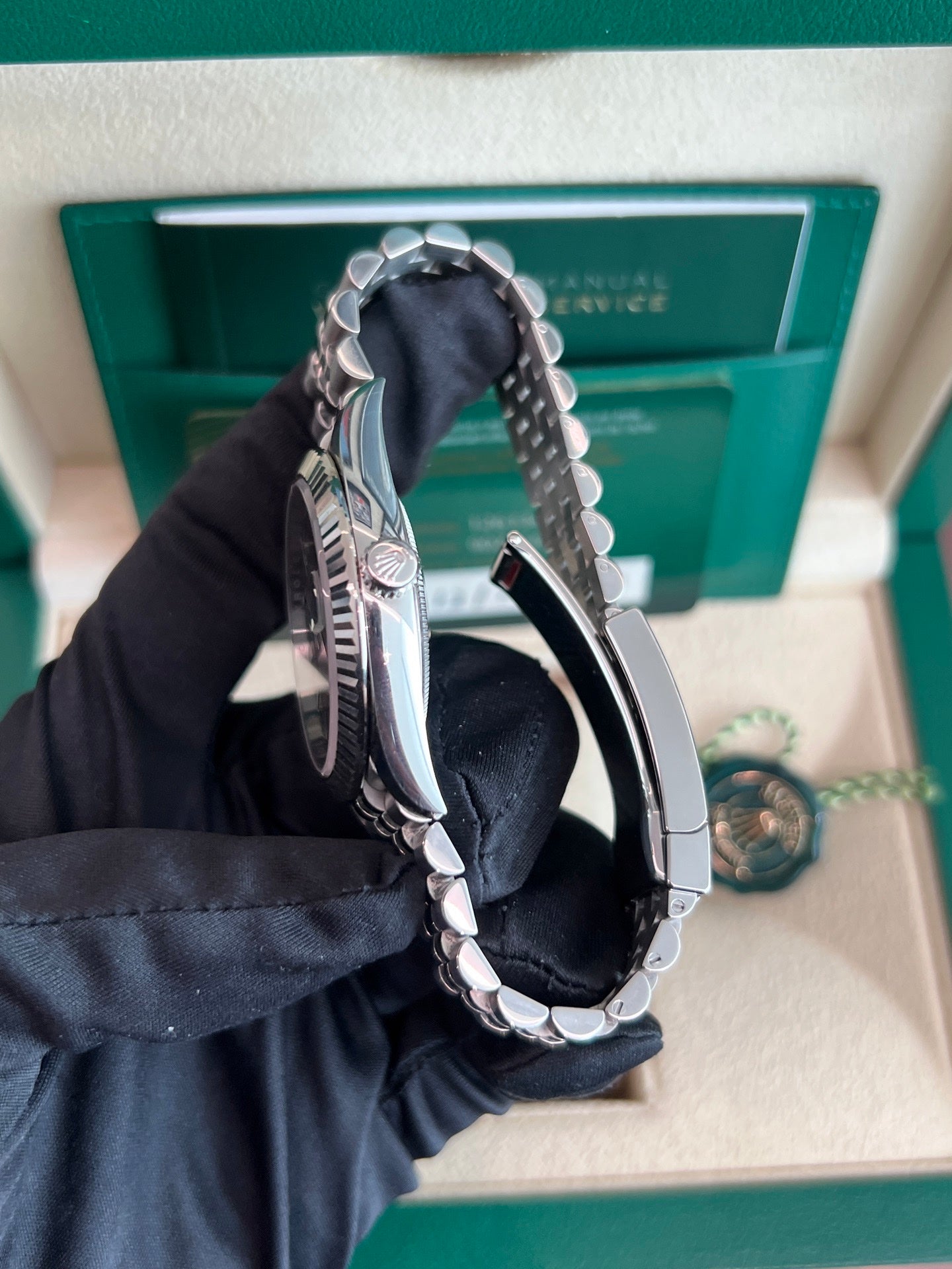 2022 Pre-owned Rolex - 126334-0030 Datejust 41 Stainless Steel - Fluted / Green - Fluted / Jubilee