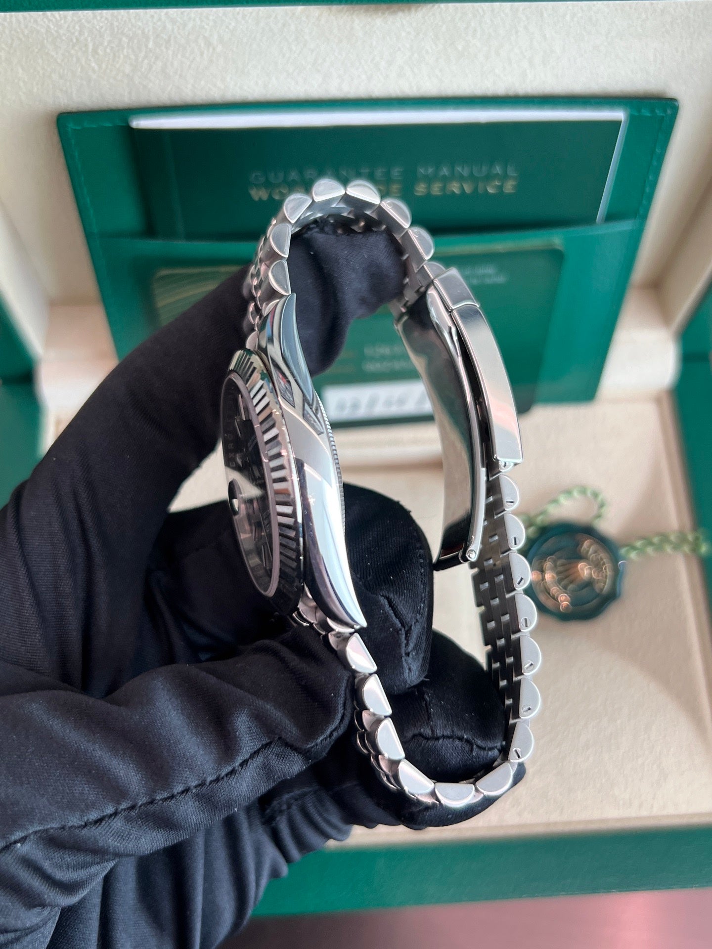 2022 Pre-owned Rolex - 126334-0030 Datejust 41 Stainless Steel - Fluted / Green - Fluted / Jubilee