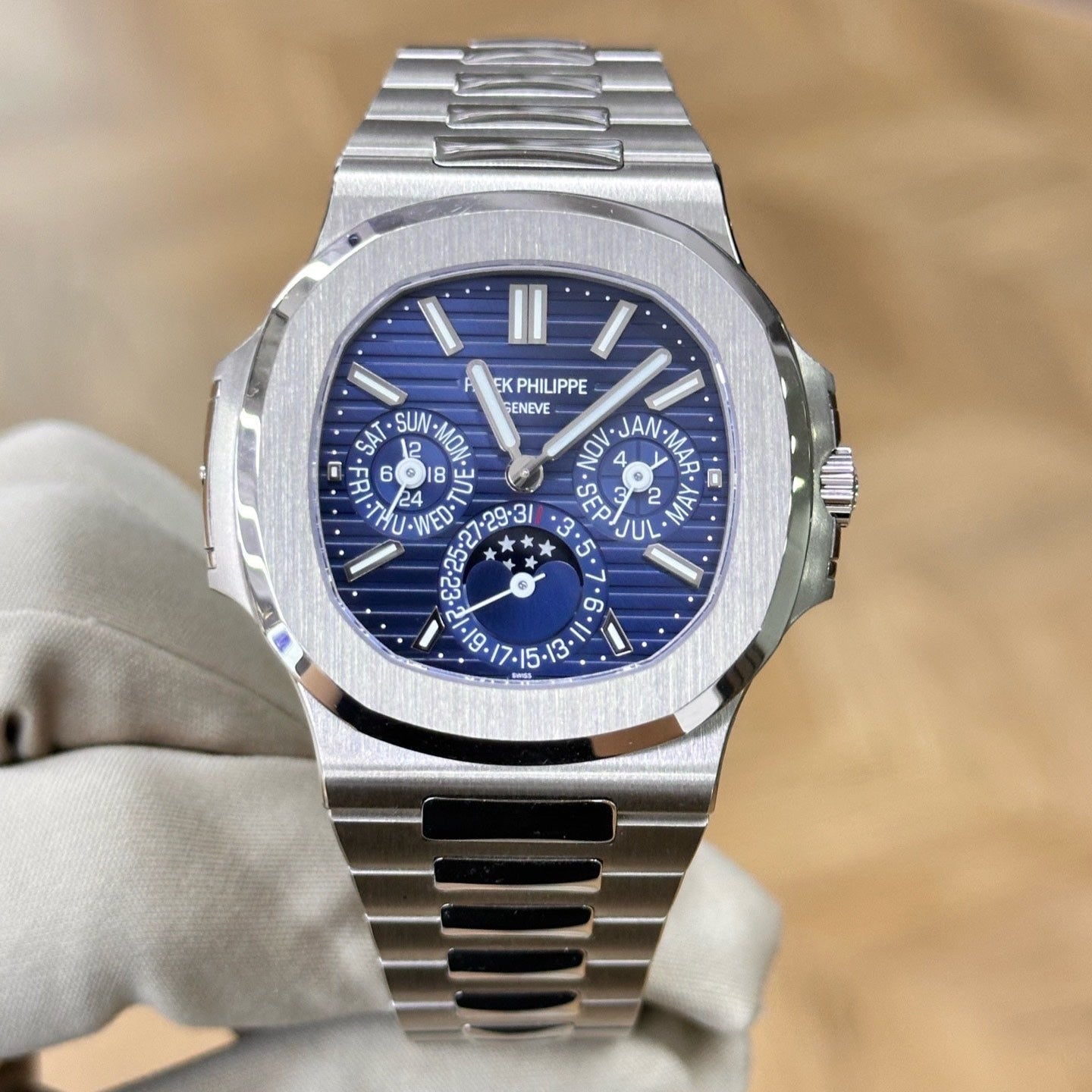 2025 Like New Patek Philippe - 5740/1G-001 Nautilus Perpetual Calendar 5740 White Gold / Blue