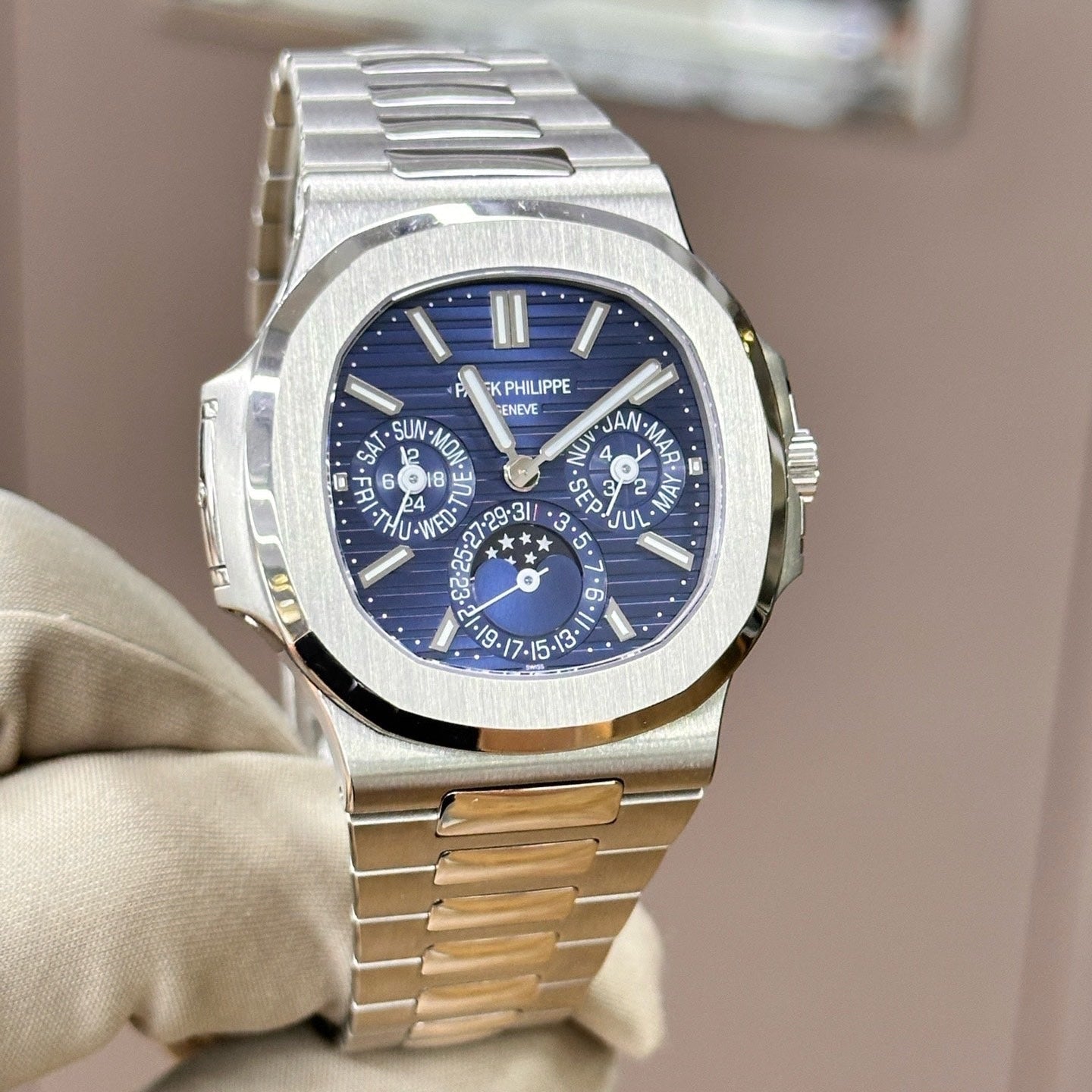 2025 Like New Patek Philippe - 5740/1G-001 Nautilus Perpetual Calendar 5740 White Gold / Blue