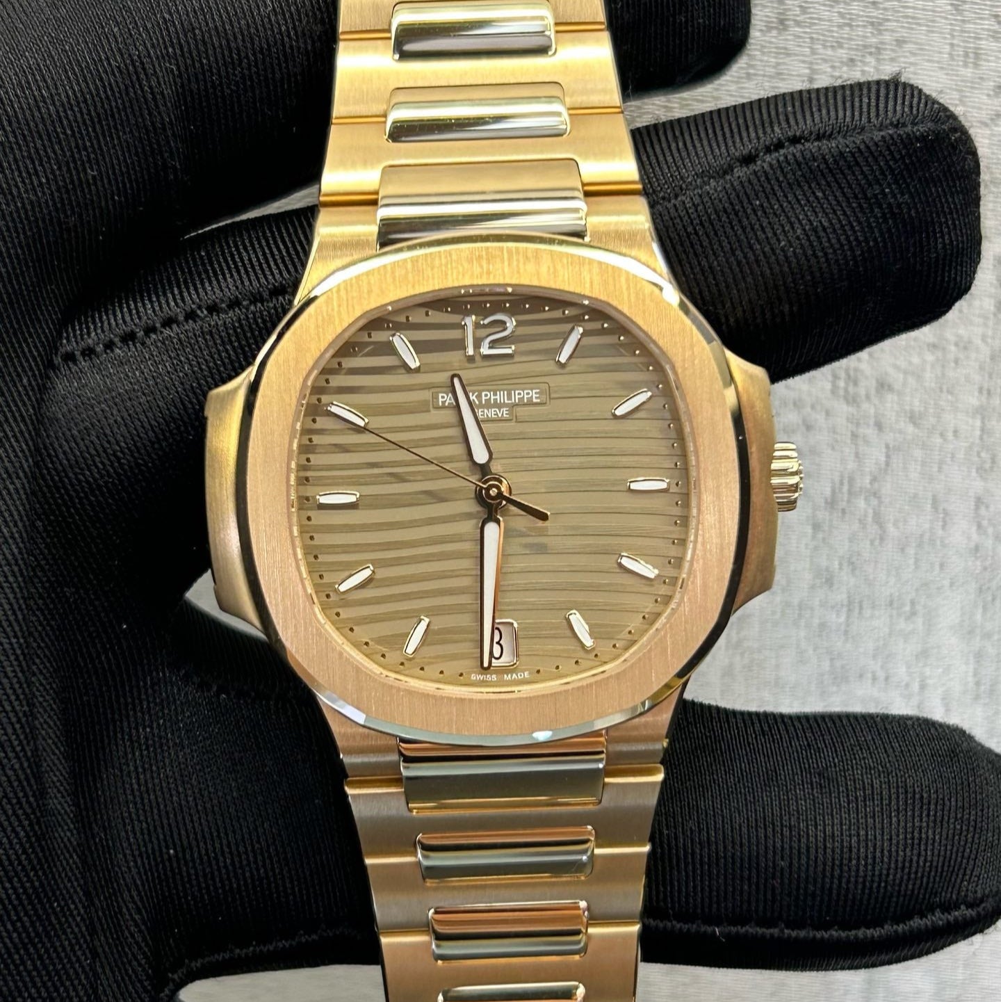 2025 Like New Patek Philippe - 7118/1R-010 Nautilus Rose Gold / Gold