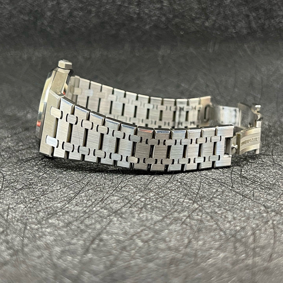 2018 Pre-owned Audemars Piguet - 15400ST.OO.1220ST.01 Royal Oak 15400 Stainless Steel / Black