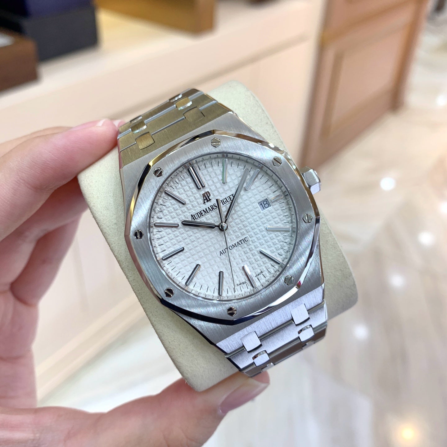 Watch ONLY Pre-owned Audemars Piguet - 15400ST.OO.1220ST.02 Royal Oak 15400 Stainless Steel / Silver