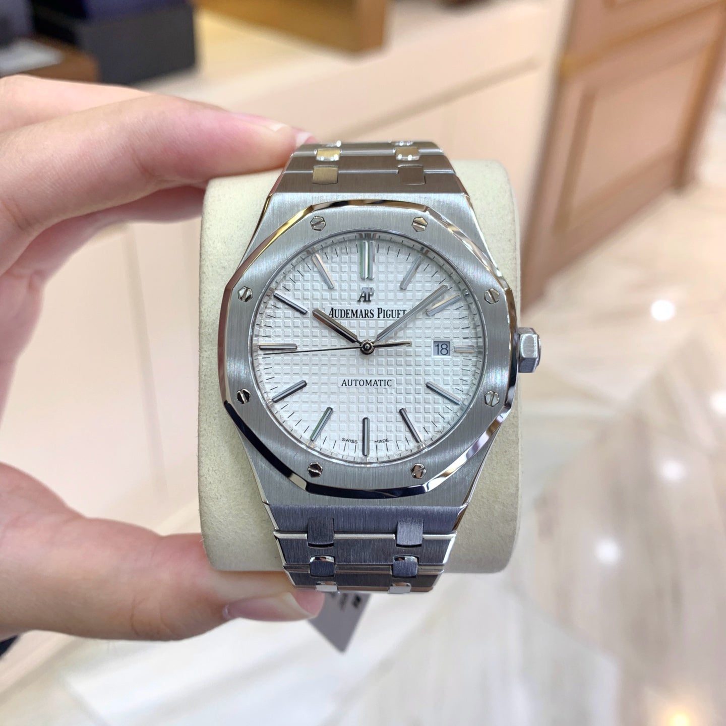 Watch ONLY Pre-owned Audemars Piguet - 15400ST.OO.1220ST.02 Royal Oak 15400 Stainless Steel / Silver