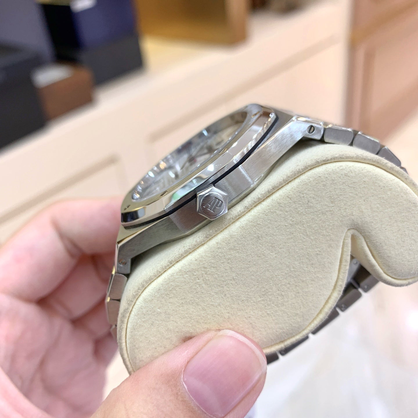 Watch ONLY Pre-owned Audemars Piguet - 15400ST.OO.1220ST.02 Royal Oak 15400 Stainless Steel / Silver