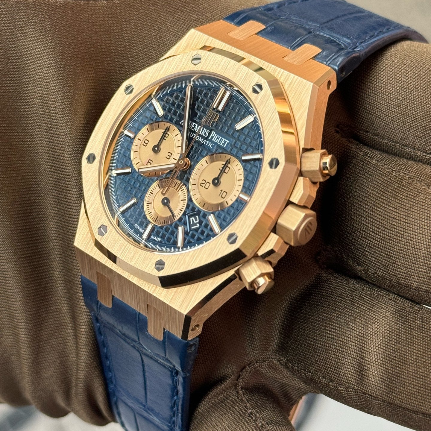 2020 Pre-owned Audemars Piguet - 26331OR.OO.D315CR.01 Royal Oak Chronograph 41 Pink Gold / Blue / Alligator