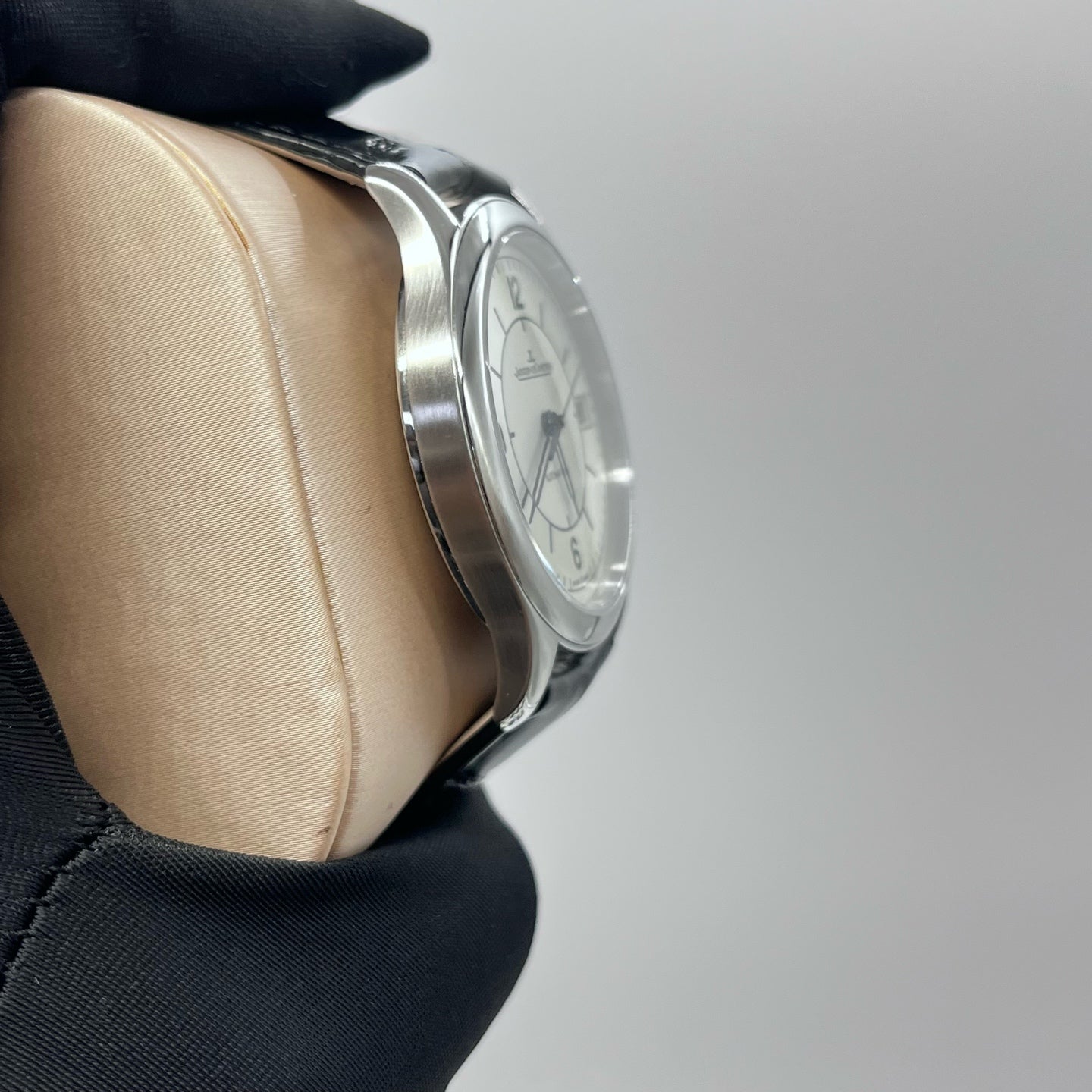 Watch ONLY Pre-owned Jaeger-LeCoultre - 1548530 Master Control Date Stainless Steel / Sector Dial