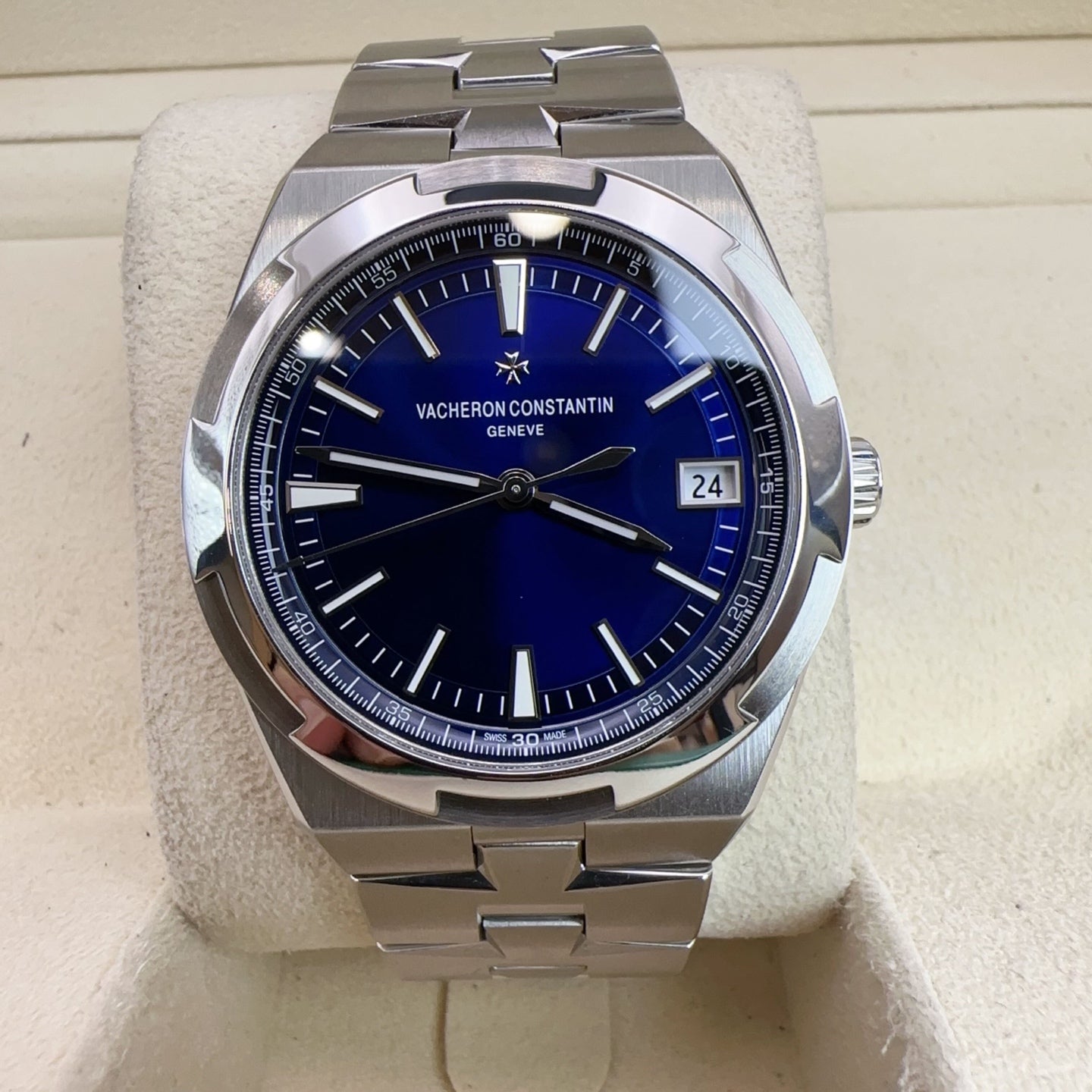 2023 Pre-owned Vacheron Constantin - 4500V/110A-B128 Overseas Date Stainless Steel / Blue