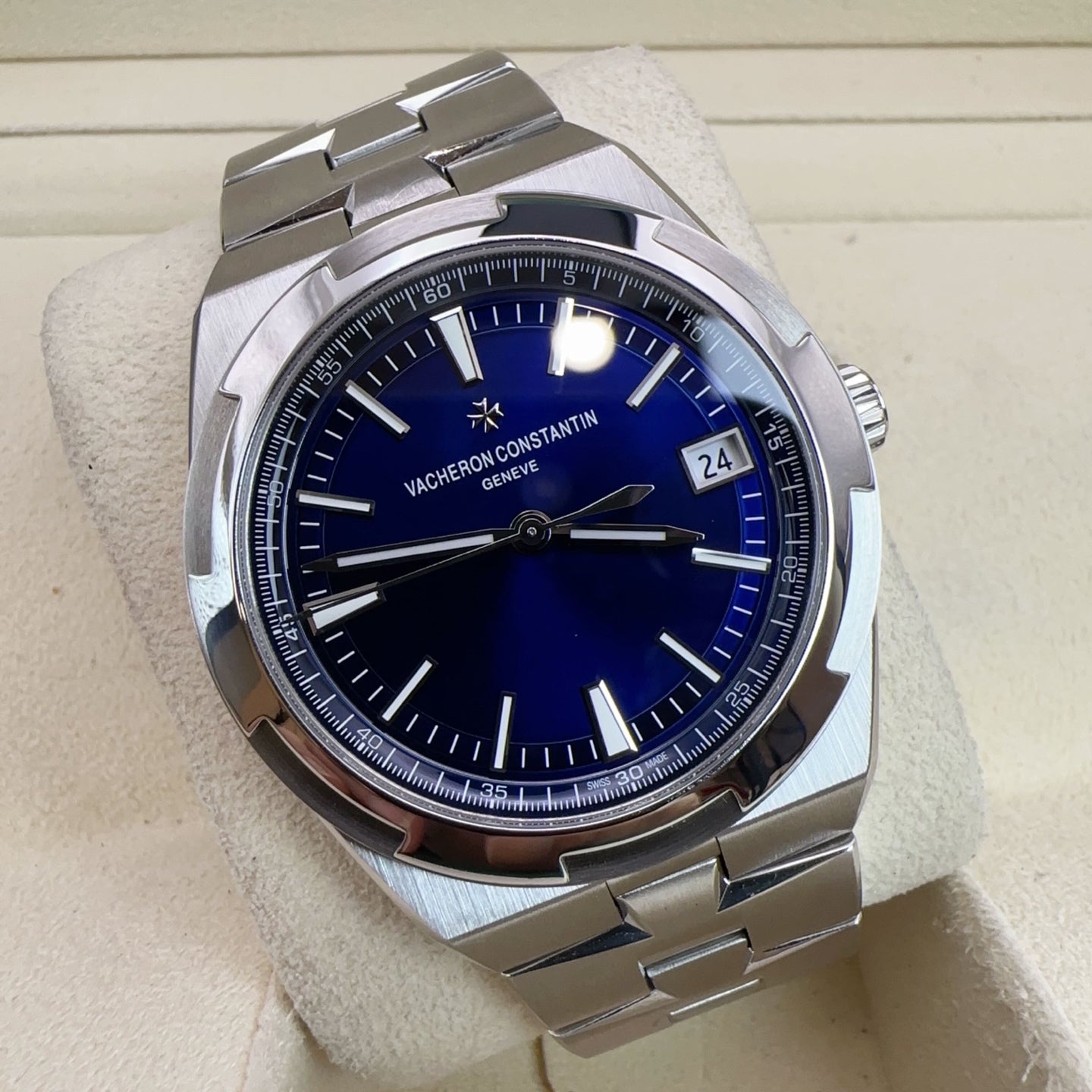 2023 Pre-owned Vacheron Constantin - 4500V/110A-B128 Overseas Date Stainless Steel / Blue