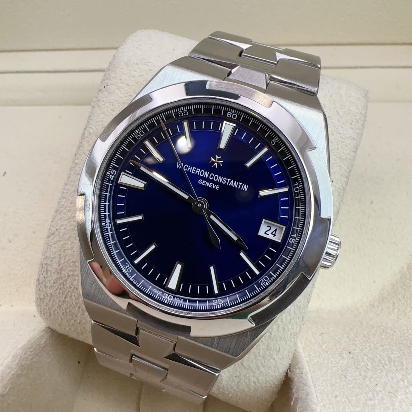 2023 Pre-owned Vacheron Constantin - 4500V/110A-B128 Overseas Date Stainless Steel / Blue