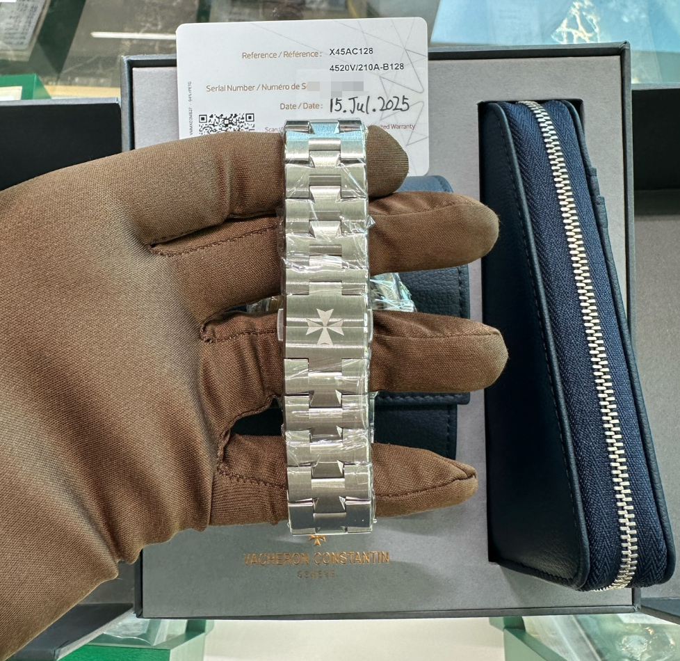 2025 New Vacheron Constantin - 4520V/210A-B128 Overseas Date Stainless Steel / Blue