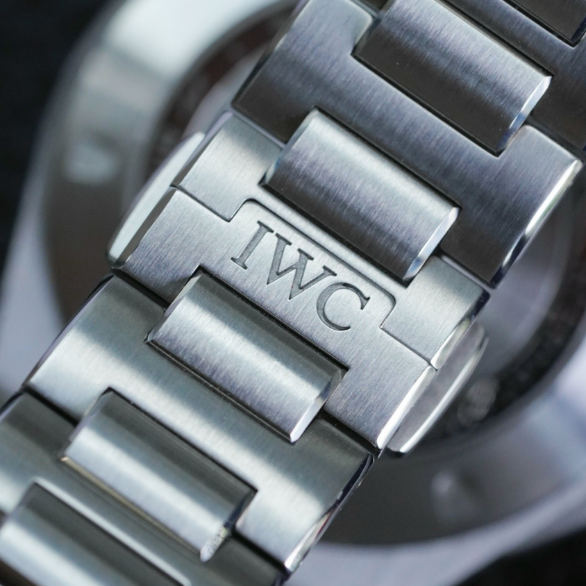 2025 New IWC - IW3289-01 Ingenieur Automatic 40 Stainless Steel / Black
