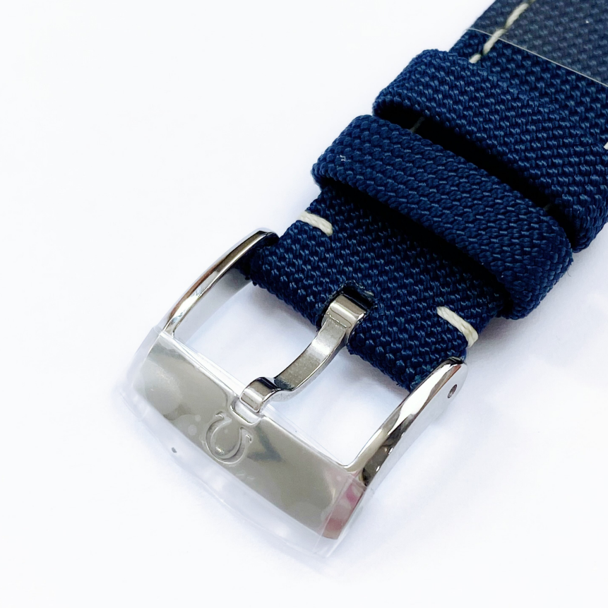 2025 New Omega - 310.32.42.50.02.001 Speedmaster Professional Moonwatch Apollo 13 50th Anniversary Snoopy