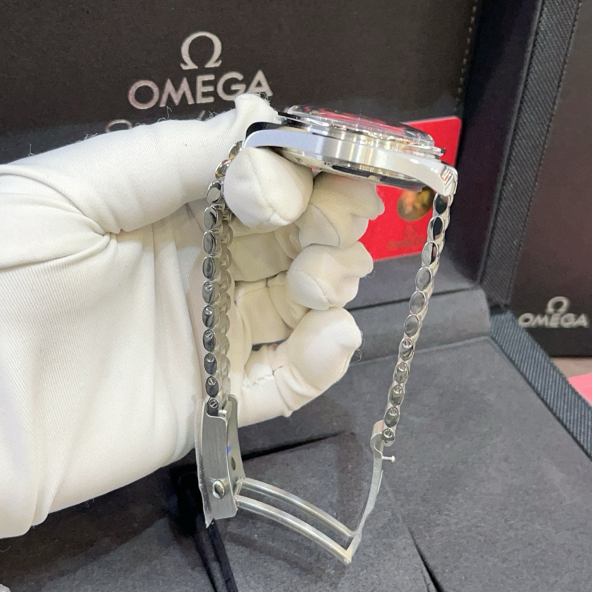 2025 New Omega - 310.30.42.50.01.001 Speedmaster Professional Moonwatch 3861 Stainless Steel / Black / Plexi / Bracelet