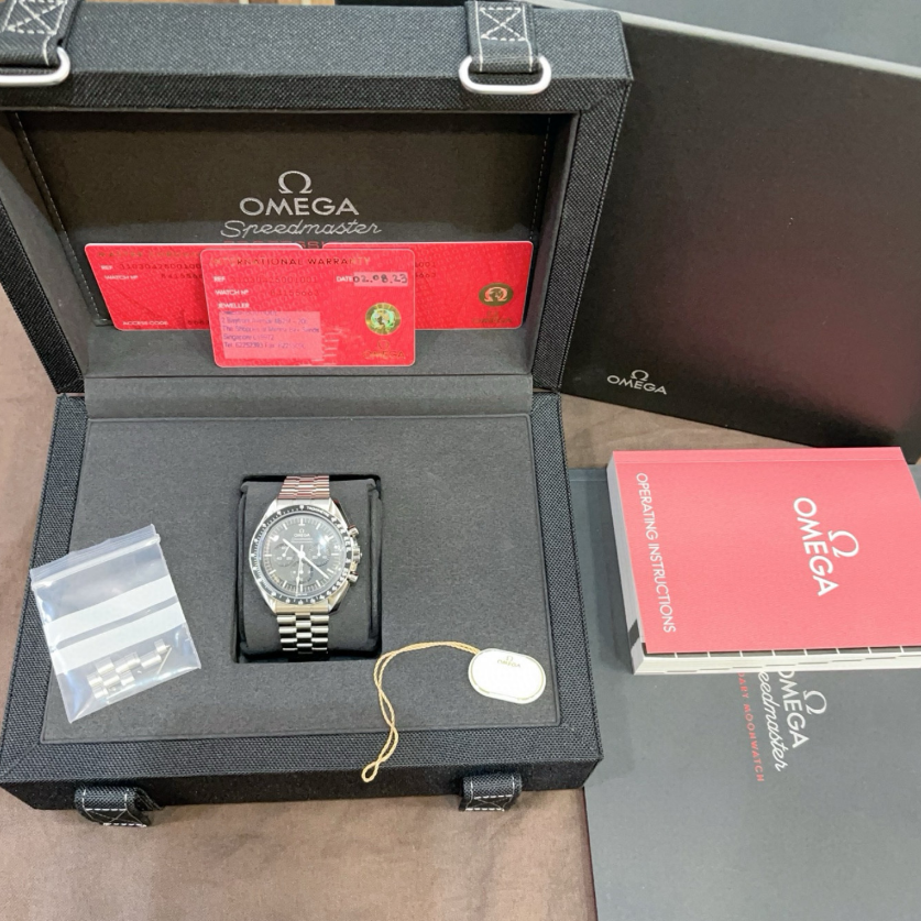 2025 New Omega - 310.30.42.50.01.001 Speedmaster Professional Moonwatch 3861 Stainless Steel / Black / Plexi / Bracelet