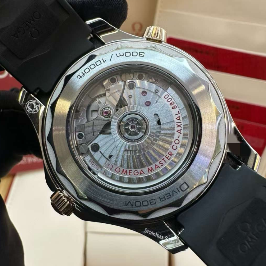 2025 Like New Omega - 210.22.42.20.01.002 Seamaster Diver 300M Master Co-Axial 42 Stainless Steel / Sedna Gold / Black / Rubber