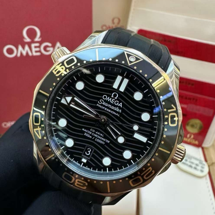 2025 Like New Omega - 210.22.42.20.01.002 Seamaster Diver 300M Master Co-Axial 42 Stainless Steel / Sedna Gold / Black / Rubber