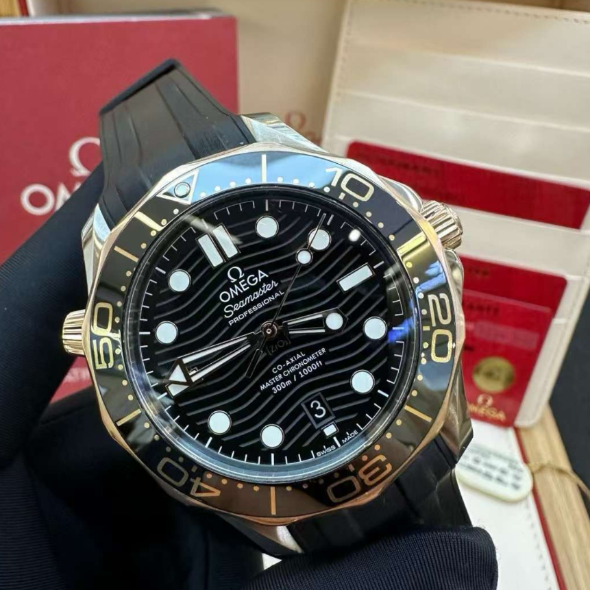 2025 Like New Omega - 210.22.42.20.01.002 Seamaster Diver 300M Master Co-Axial 42 Stainless Steel / Sedna Gold / Black / Rubber