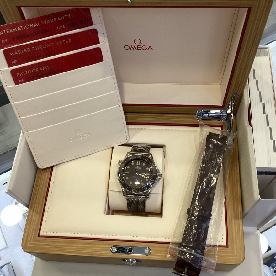 2024 Pre-owned Omega - 210.90.42.20.01.001 Seamaster Diver 300M Master Co-Axial 42 James Bond No Time to Die / Bracelet