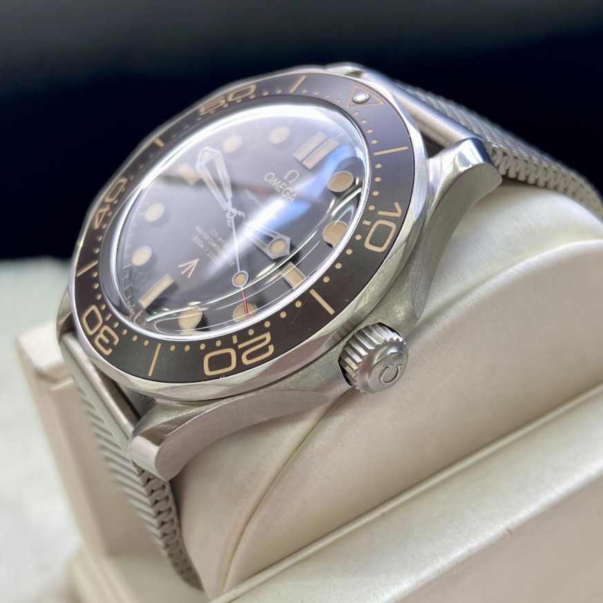 2024 Pre-owned Omega - 210.90.42.20.01.001 Seamaster Diver 300M Master Co-Axial 42 James Bond No Time to Die / Bracelet