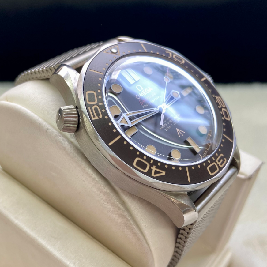2024 Pre-owned Omega - 210.90.42.20.01.001 Seamaster Diver 300M Master Co-Axial 42 James Bond No Time to Die / Bracelet