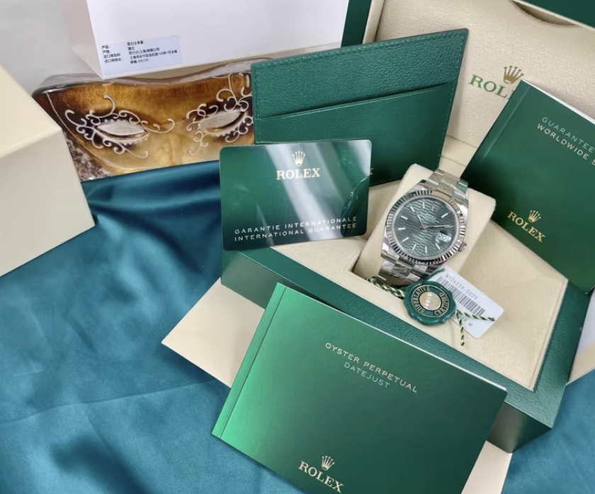 2023 Pre-owned Rolex - 126334-0029 Datejust 41 Stainless Steel - Fluted / Green - Fluted / Oyster