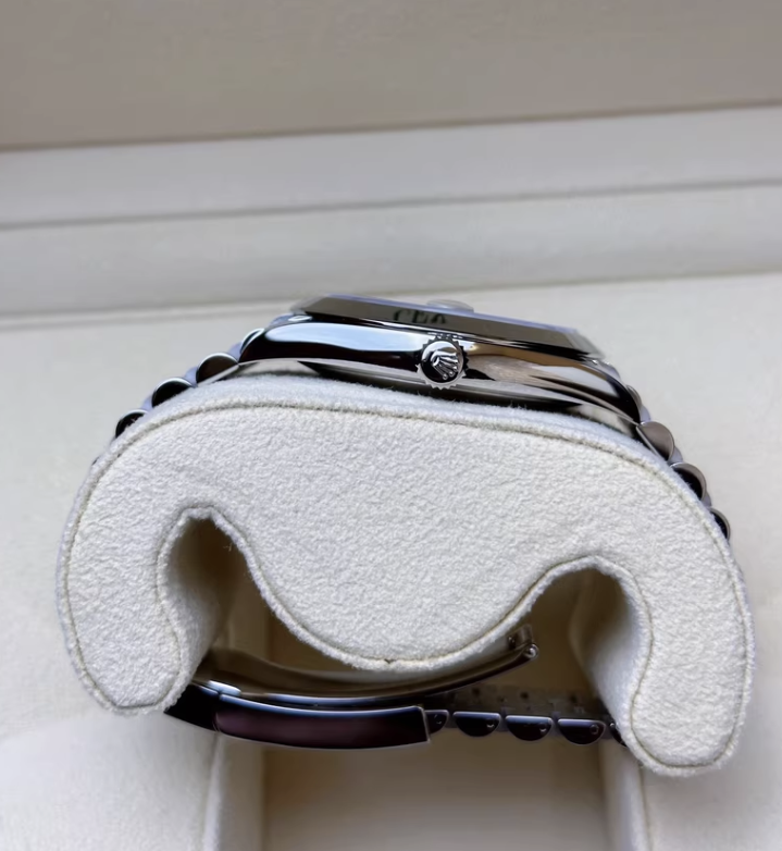 2025 Brand New Rolex - 126300-0022 Datejust 41 Stainless Steel Smooth / Jubilee / Green - Fluted